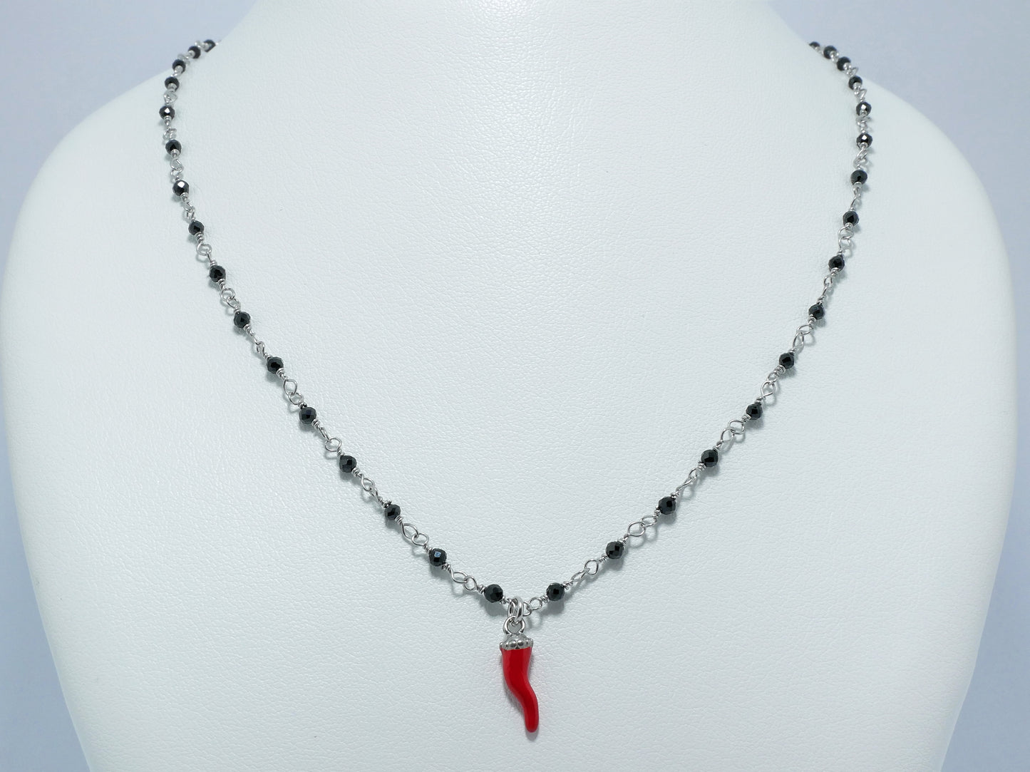 Collana in argento con cornetto e sfere