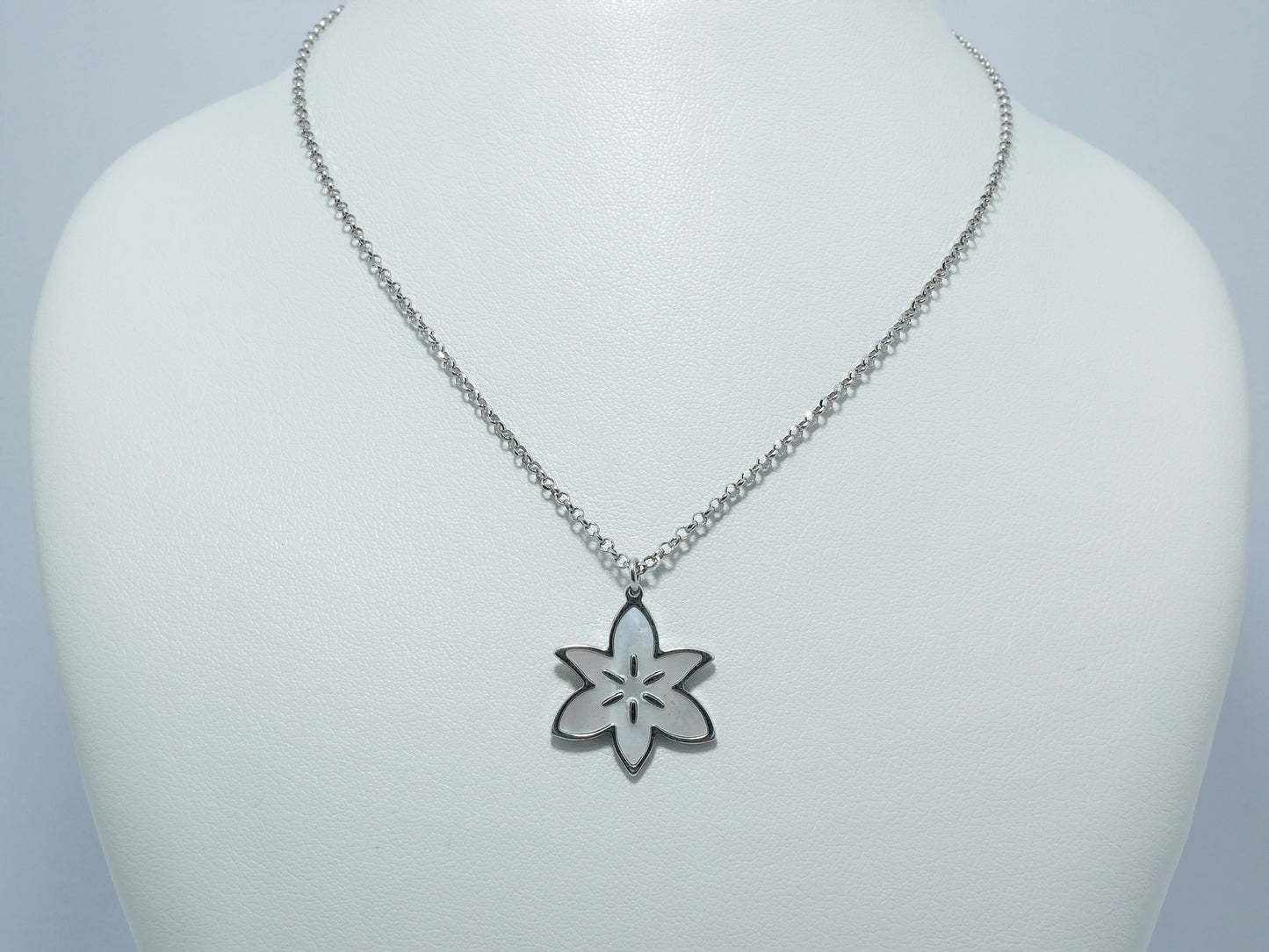 Collana in argento 925 con madreperla a fiore