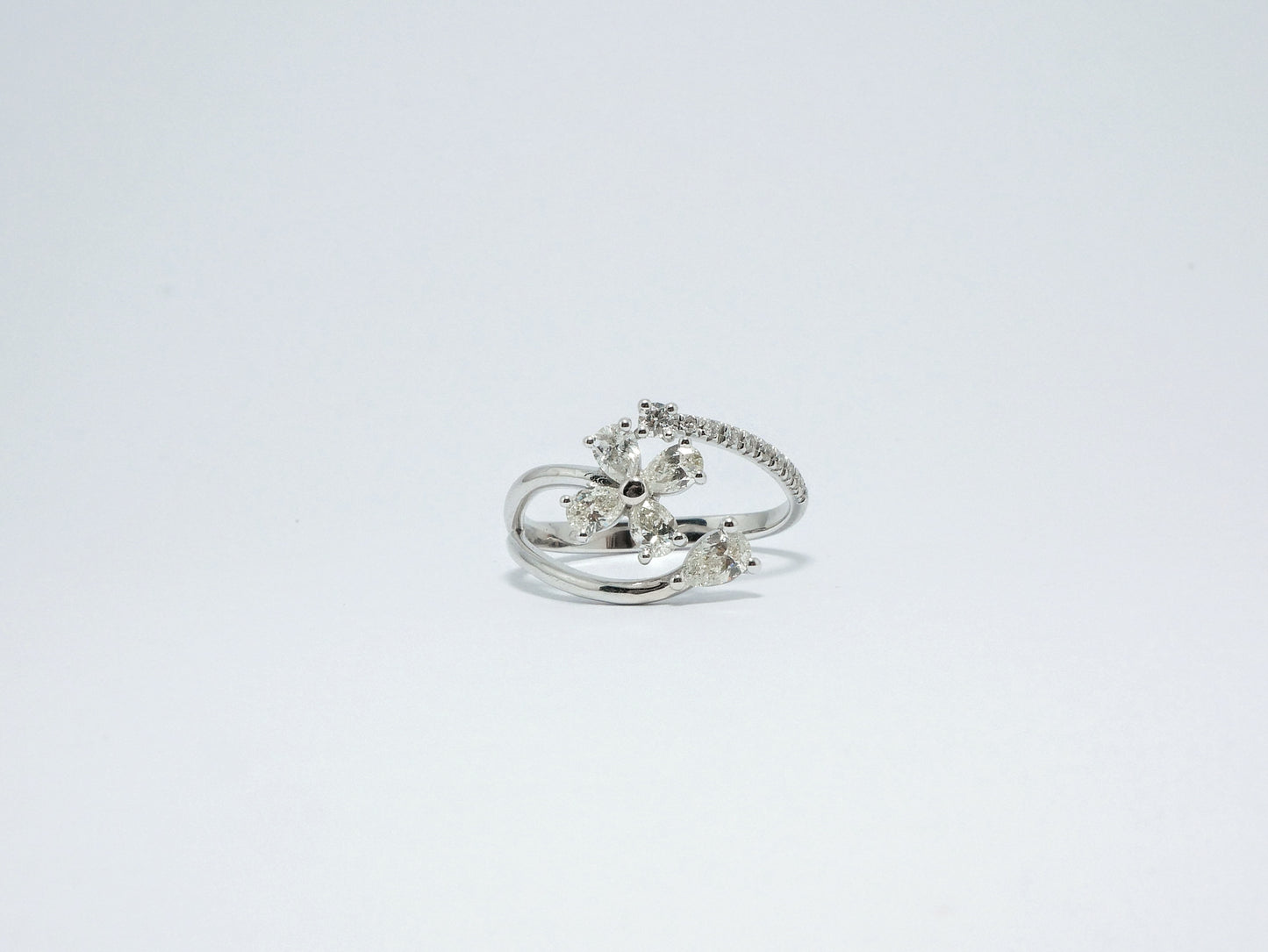 Anello fantasia con diamanti