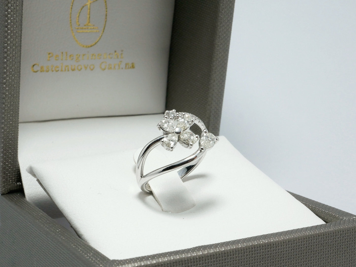 Anello fantasia con diamanti