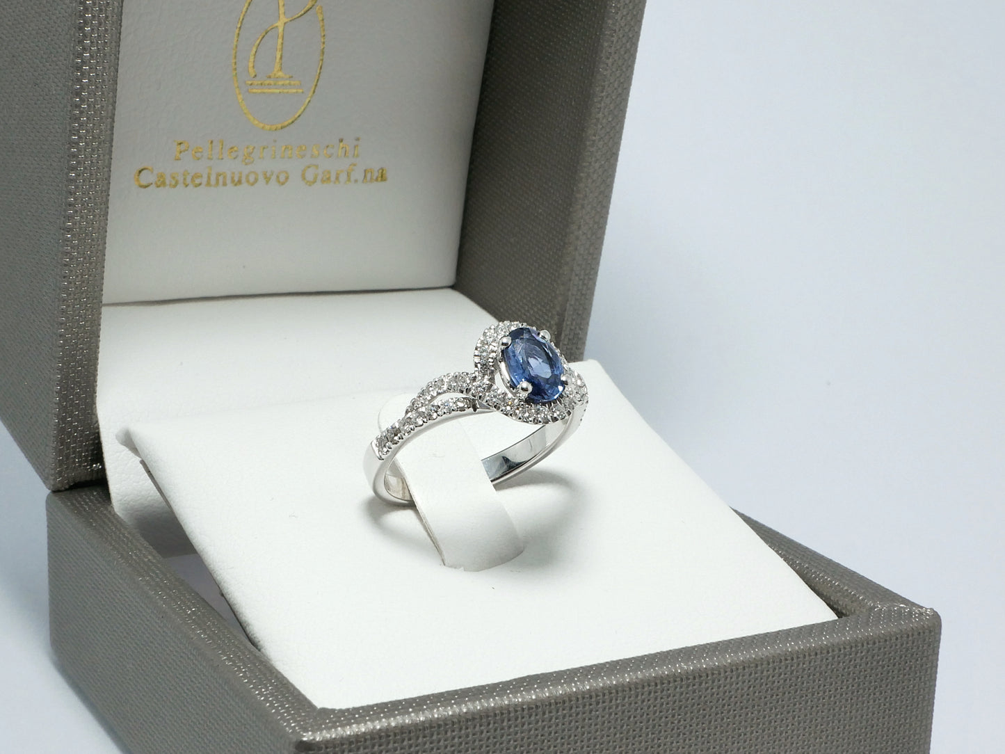 Anello con tanzanite e diamanti
