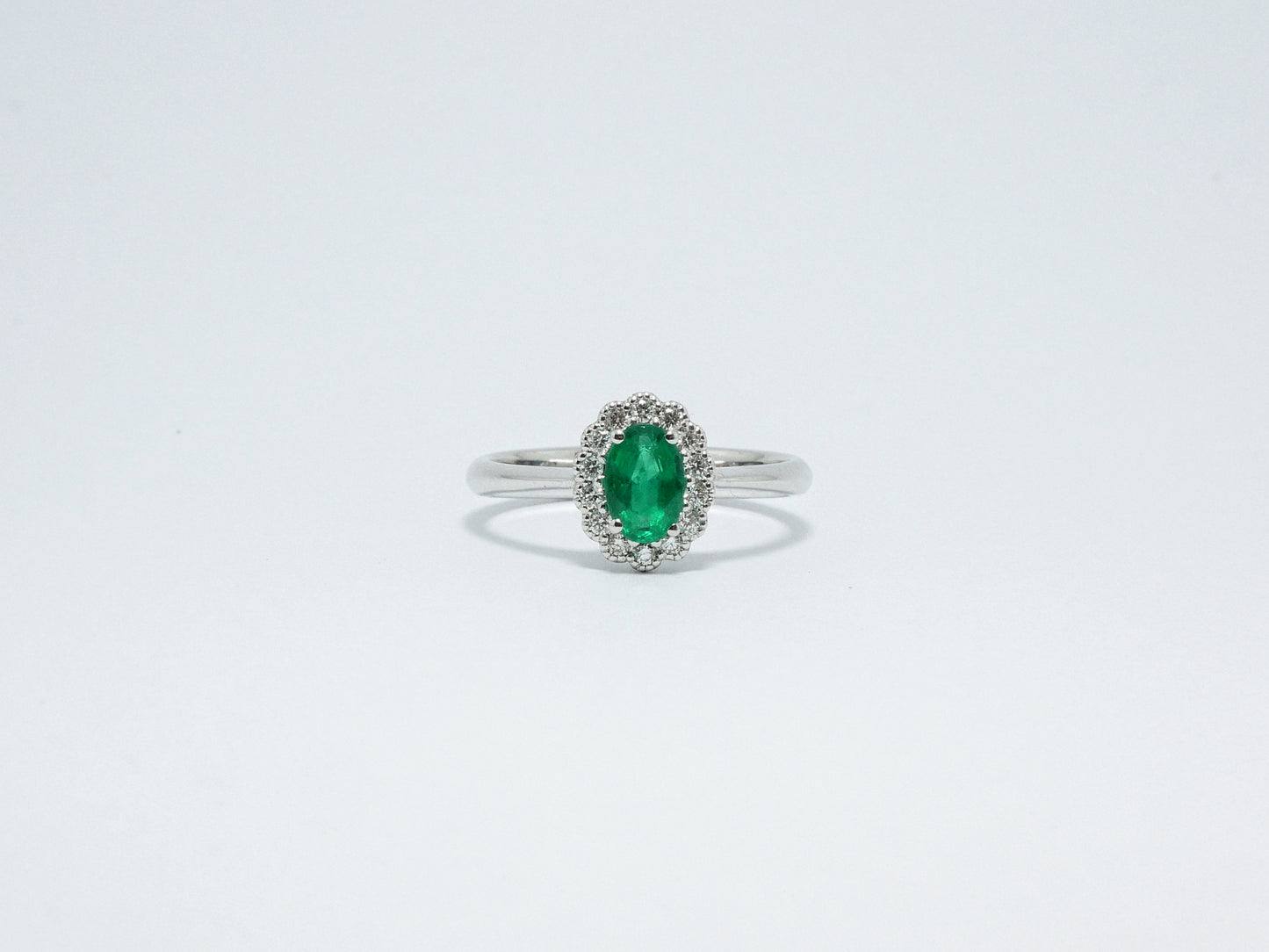 Anello con smeraldo e contorno di diamanti