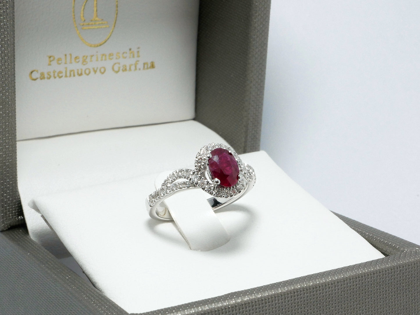 Anello con rubino e diamanti