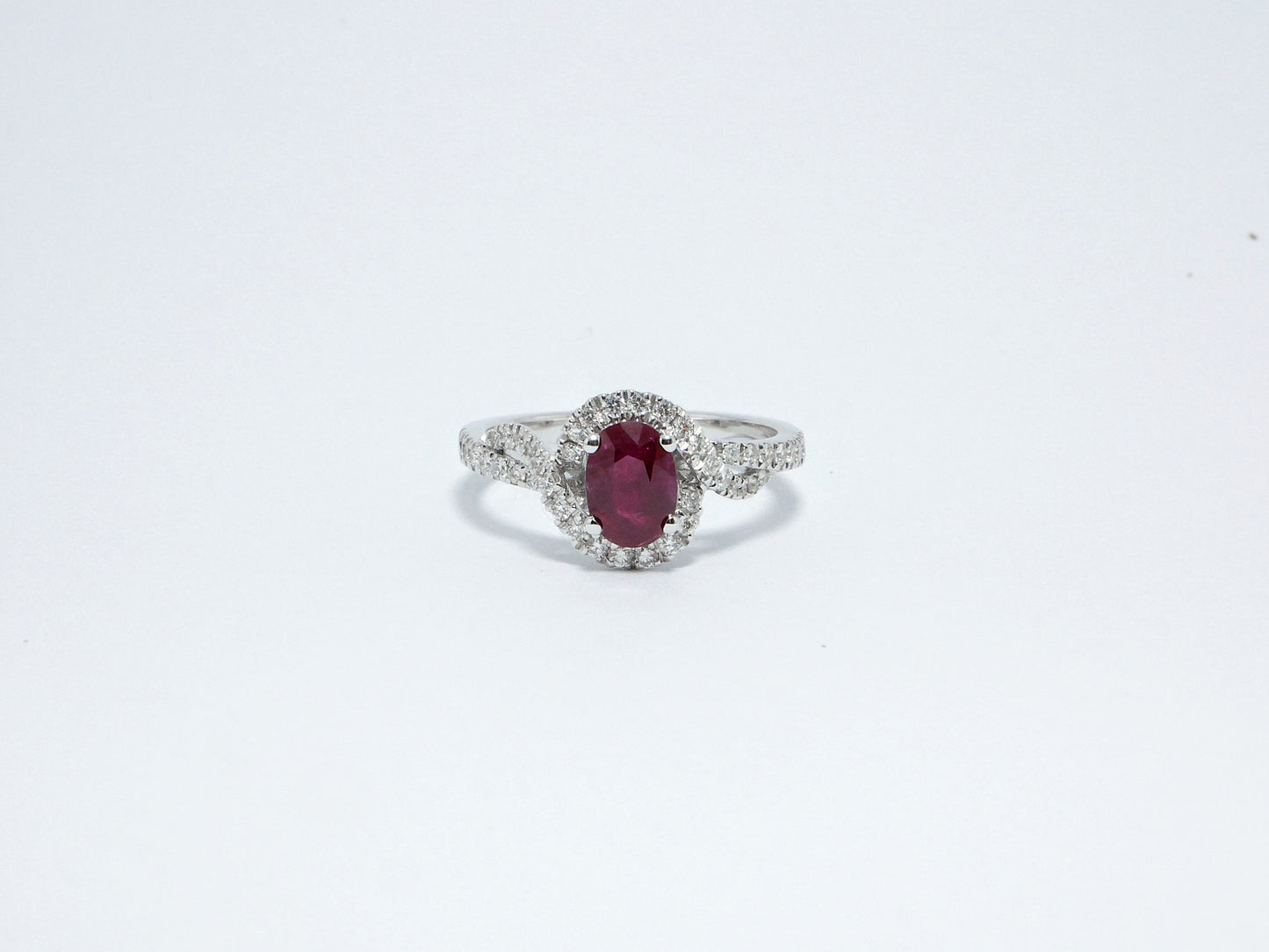 Anello con rubino e diamanti