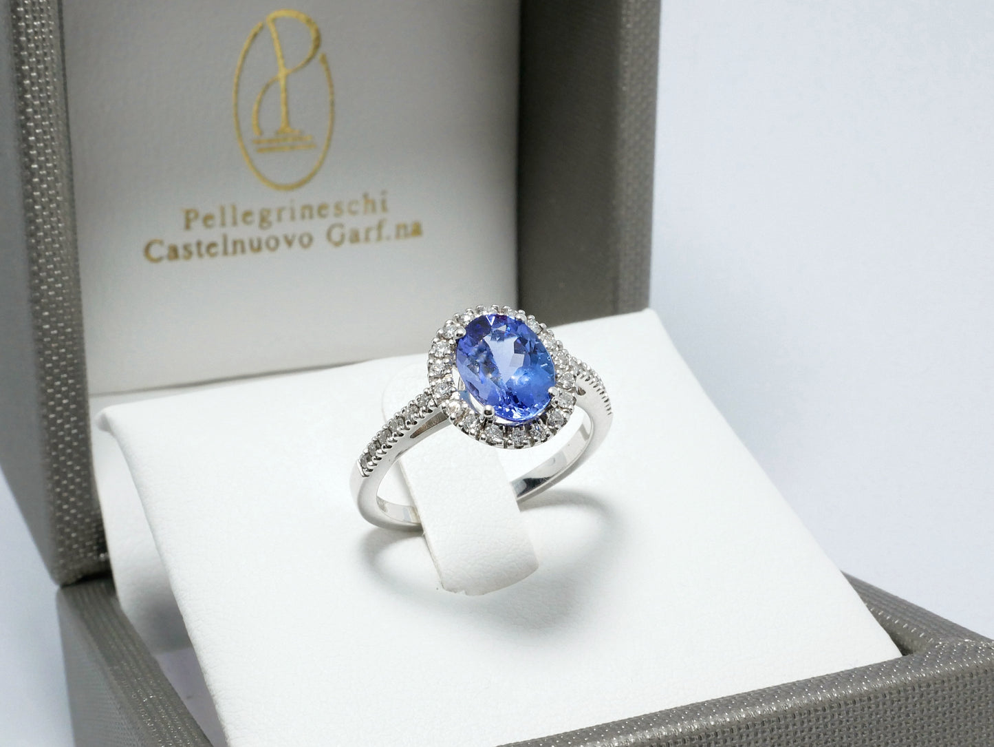 Anello con tanzanite e diamanti