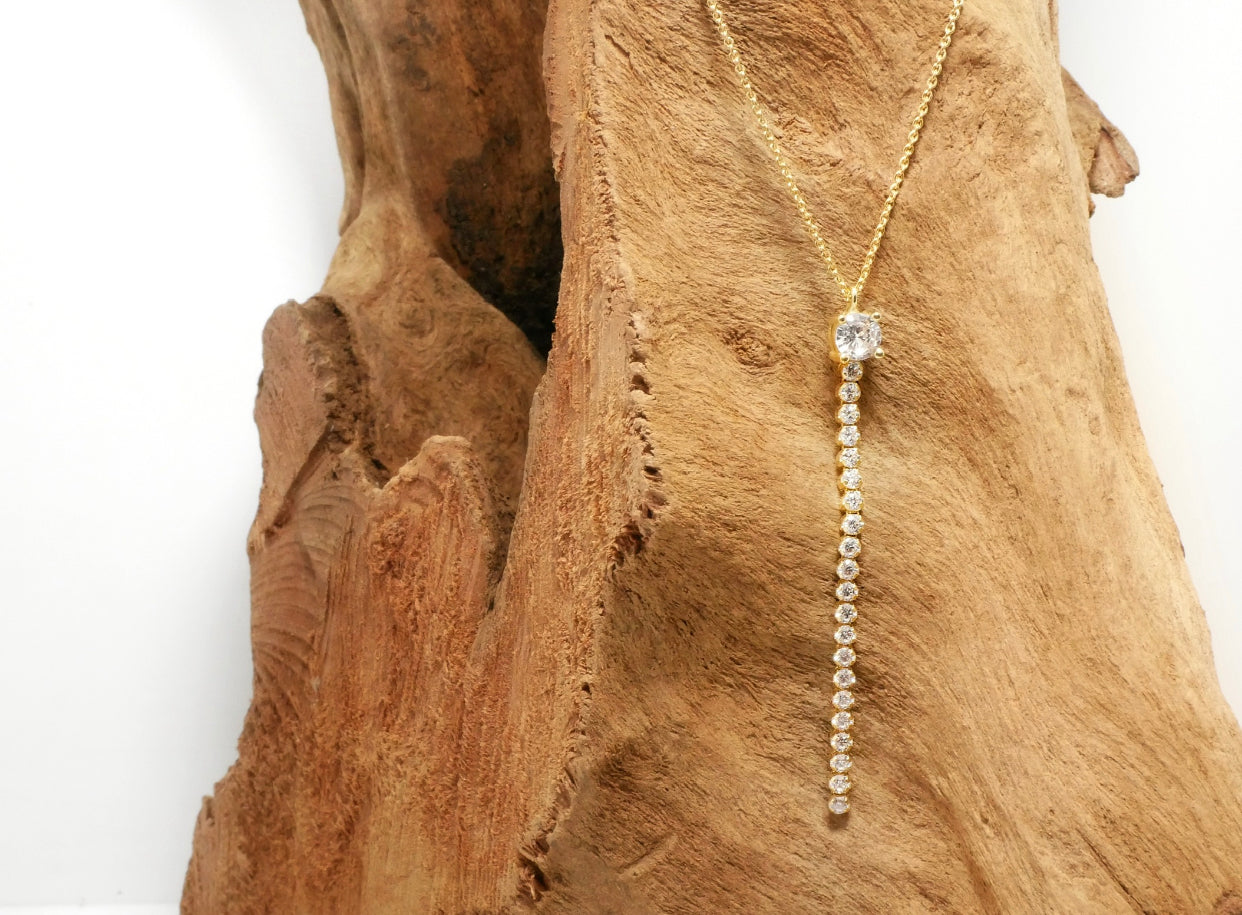 Collana in argento con pendente di zirconi