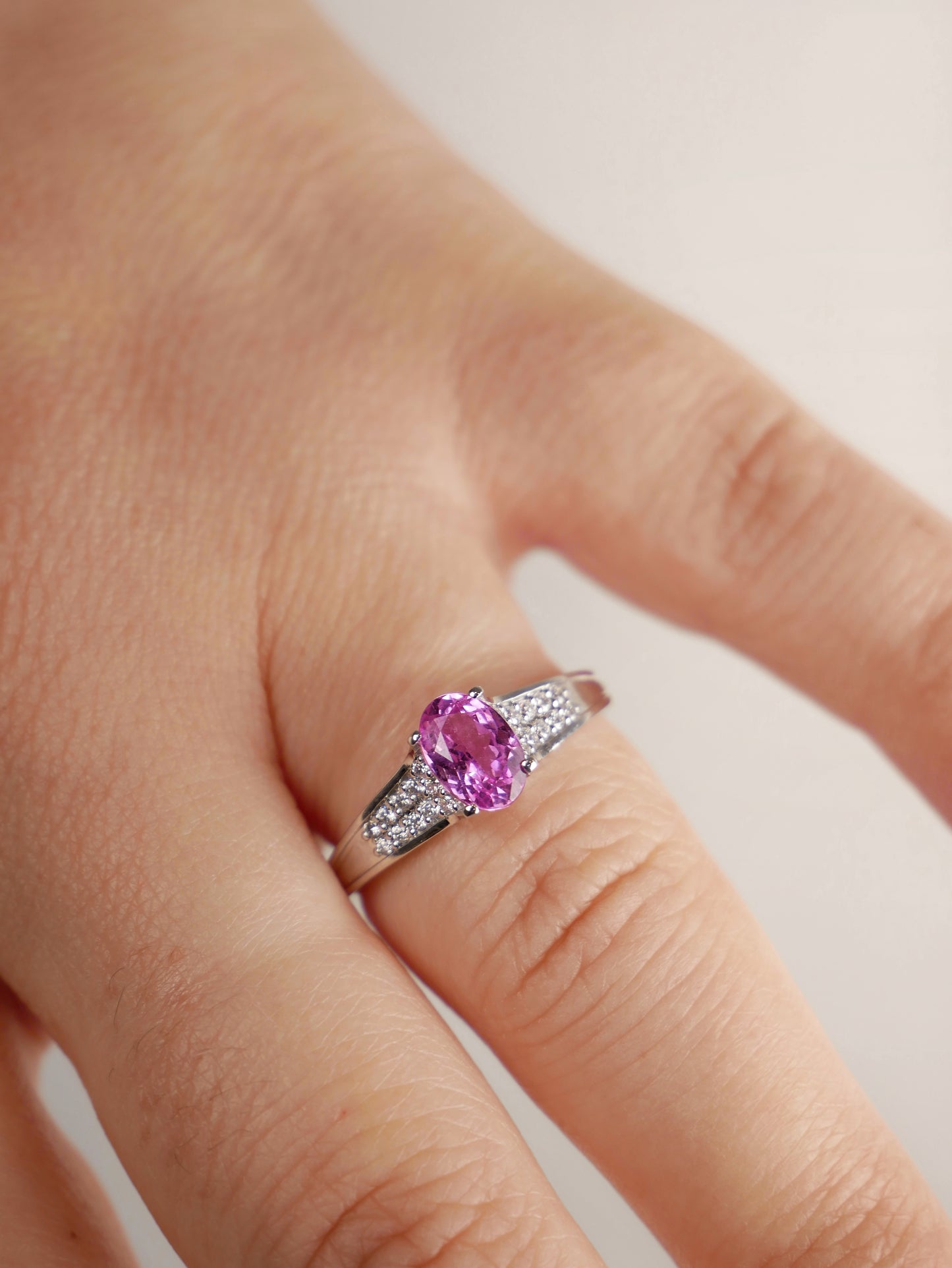 Anello Zaffiro rosa e diamanti