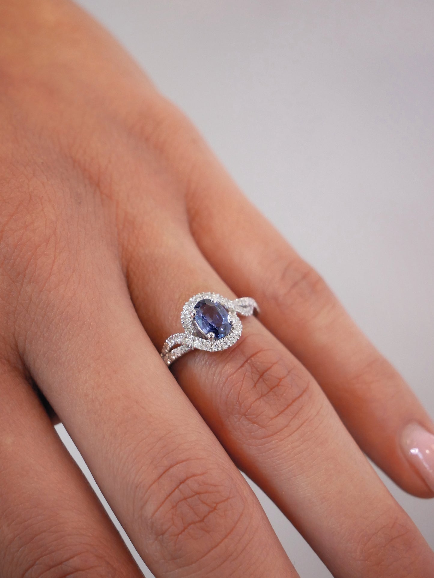 Anello con tanzanite e diamanti