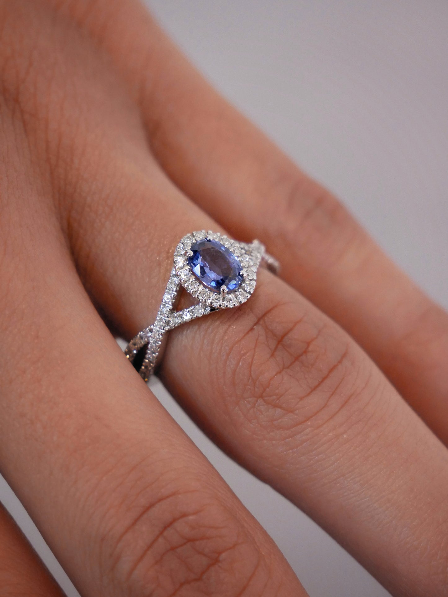 Anello con tanzanite e diamanti