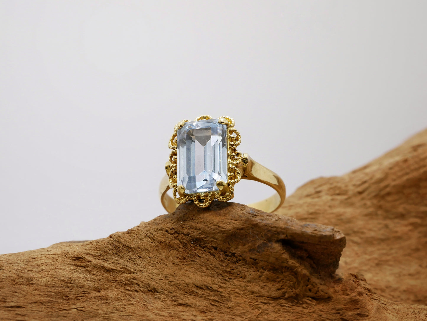 Anello oro giallo vintage con topazio azzurro