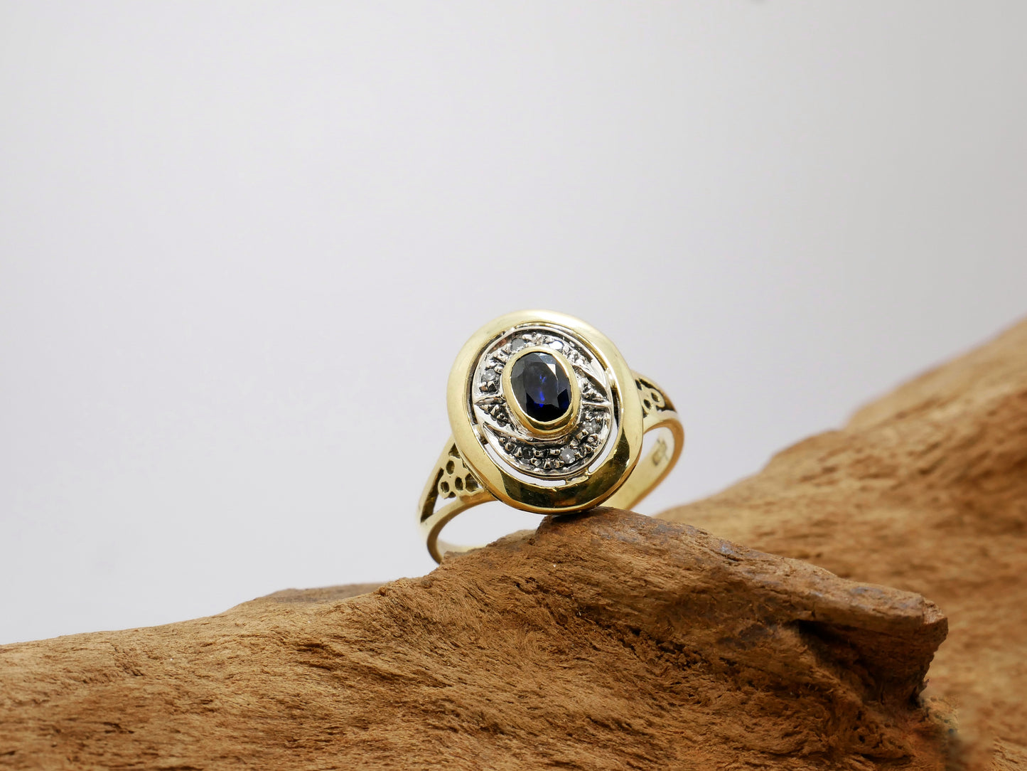 Anello vintage zaffiro e contorno brillanti
