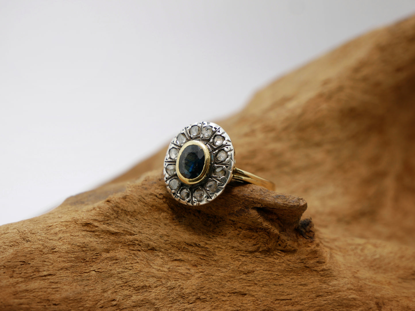 Anello vintage zaffiro e contorno rosette diamanti