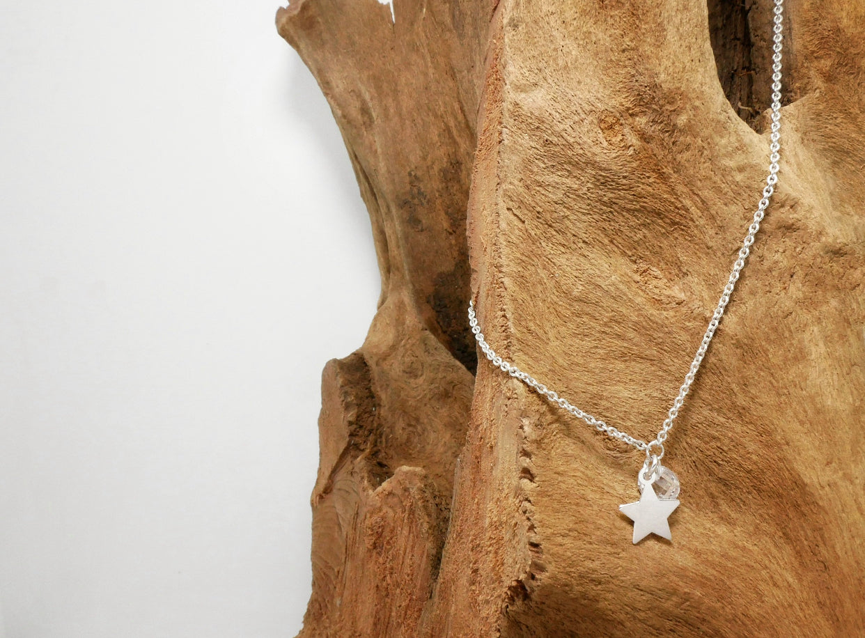 Collana in argento con stella e zirocne brillante