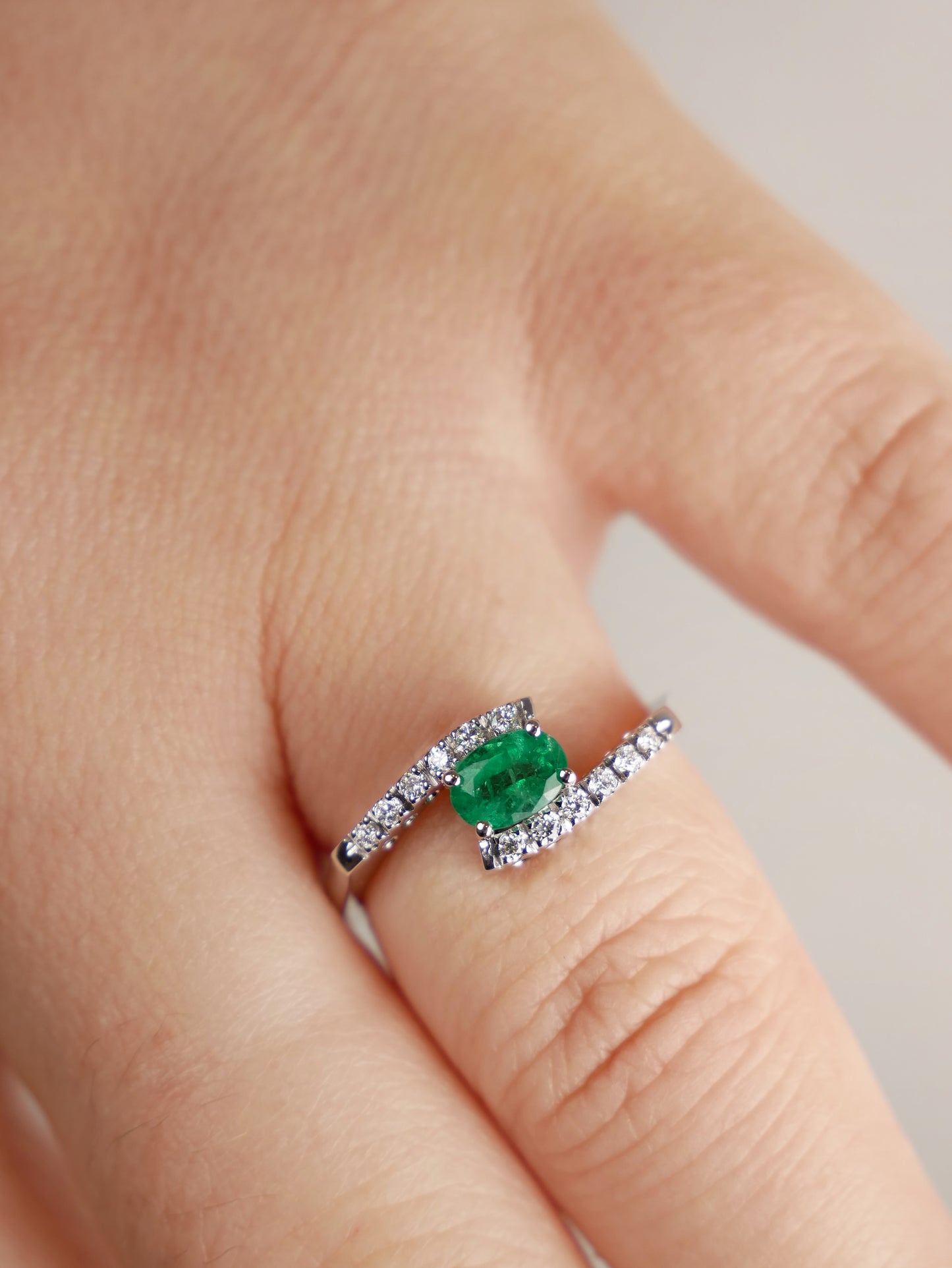 Anello con smeraldo e diamanti