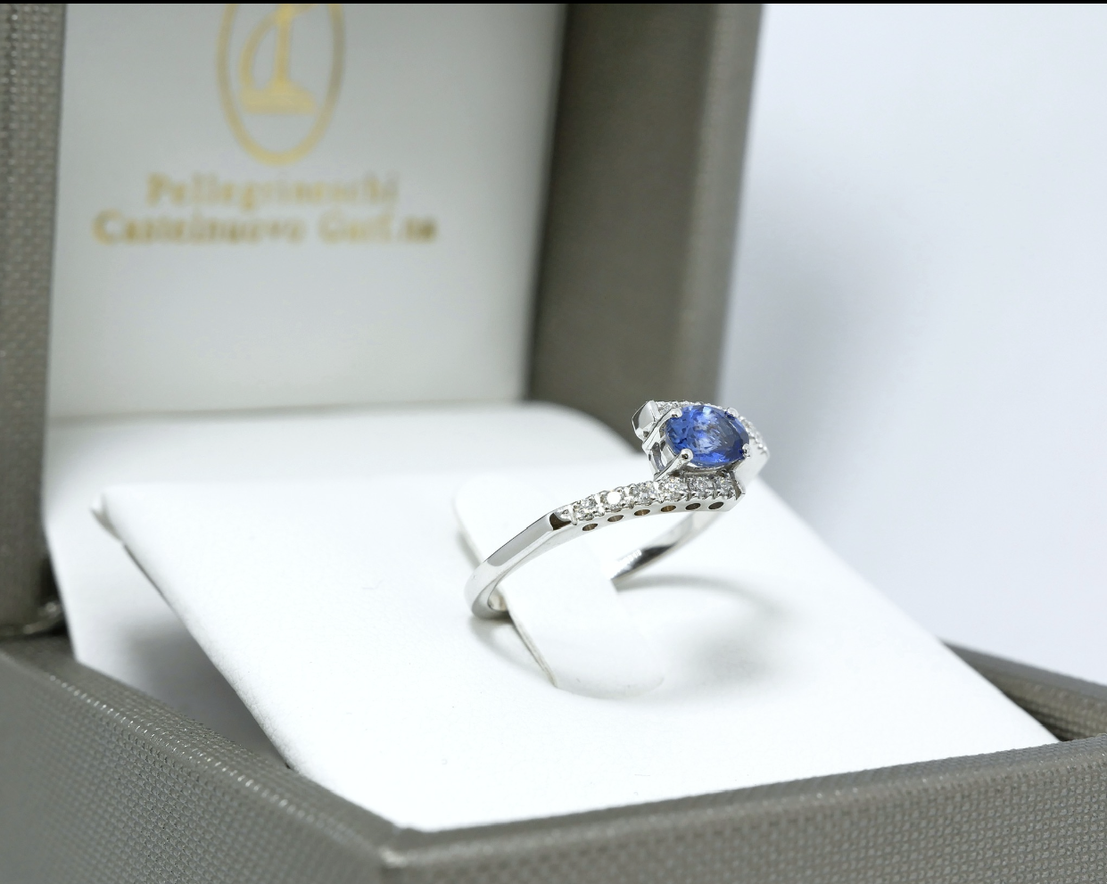 Anello con Tanzanite e diamanti