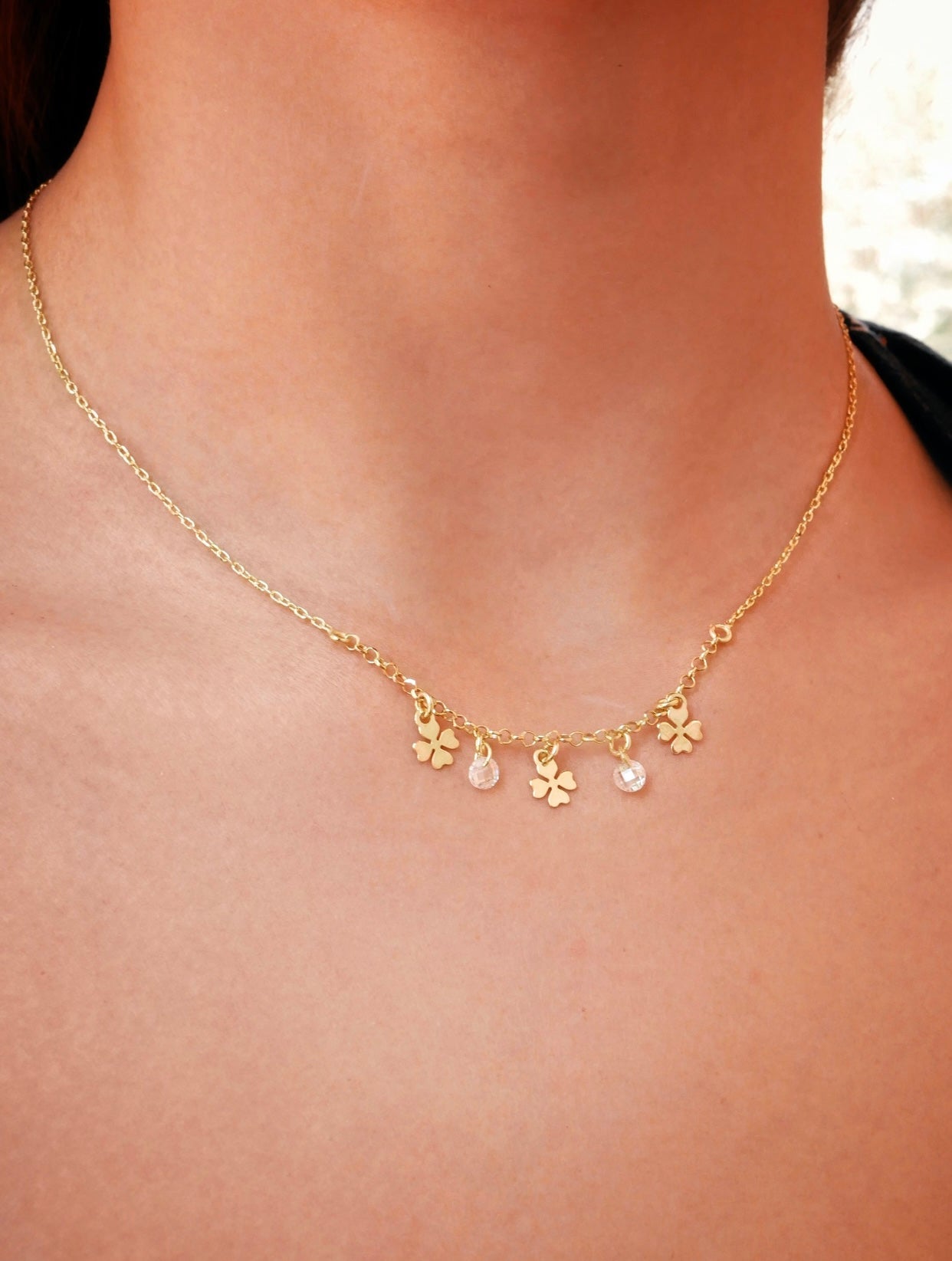 Collana in argento dorato con quadrifogli e zirconi brillanti