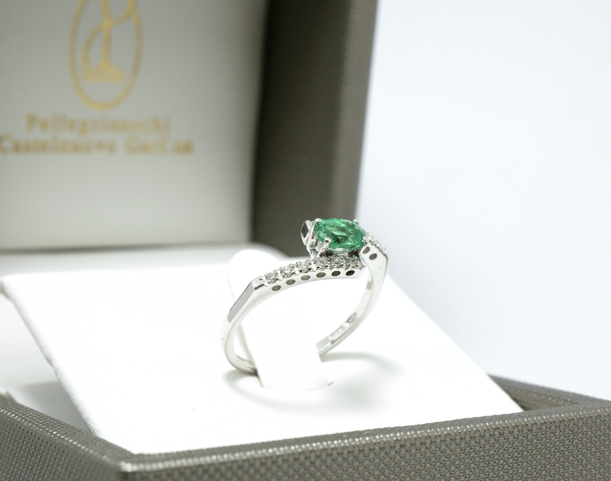 Anello con smeraldo e diamanti