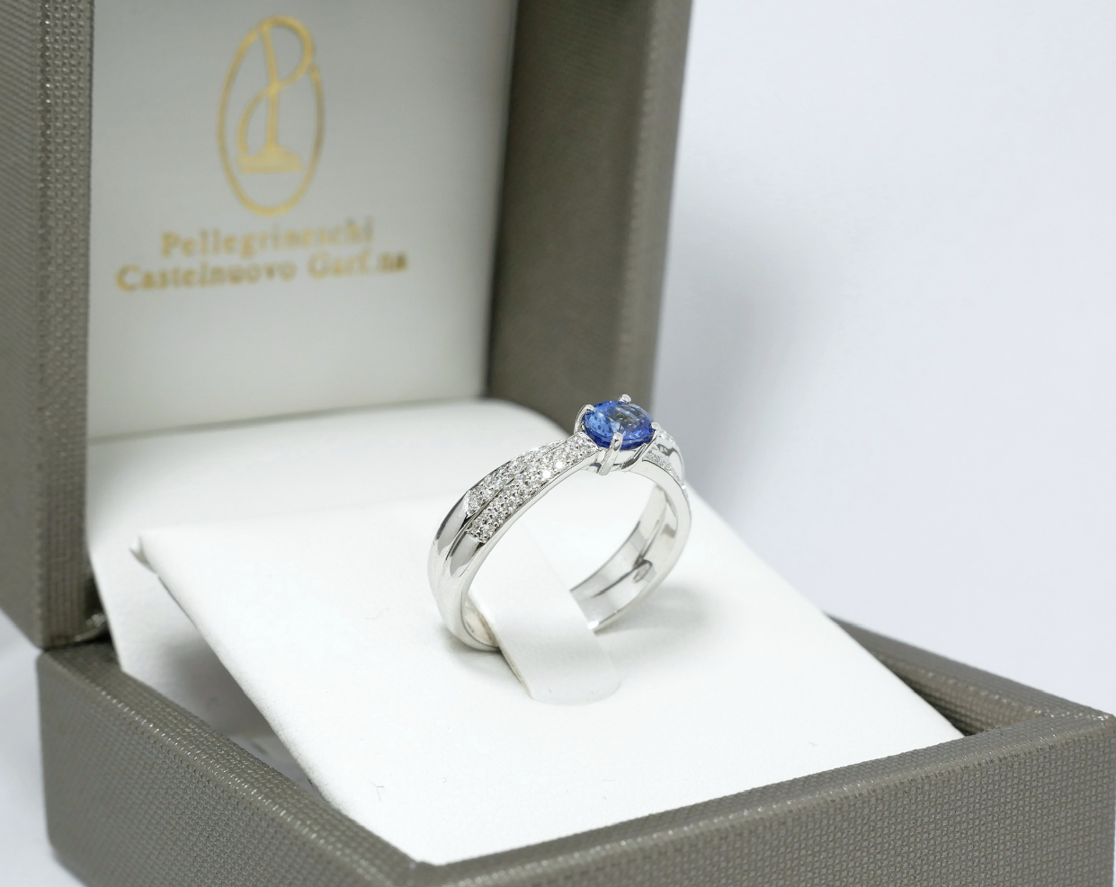 Anello con zaffiro e brillanti