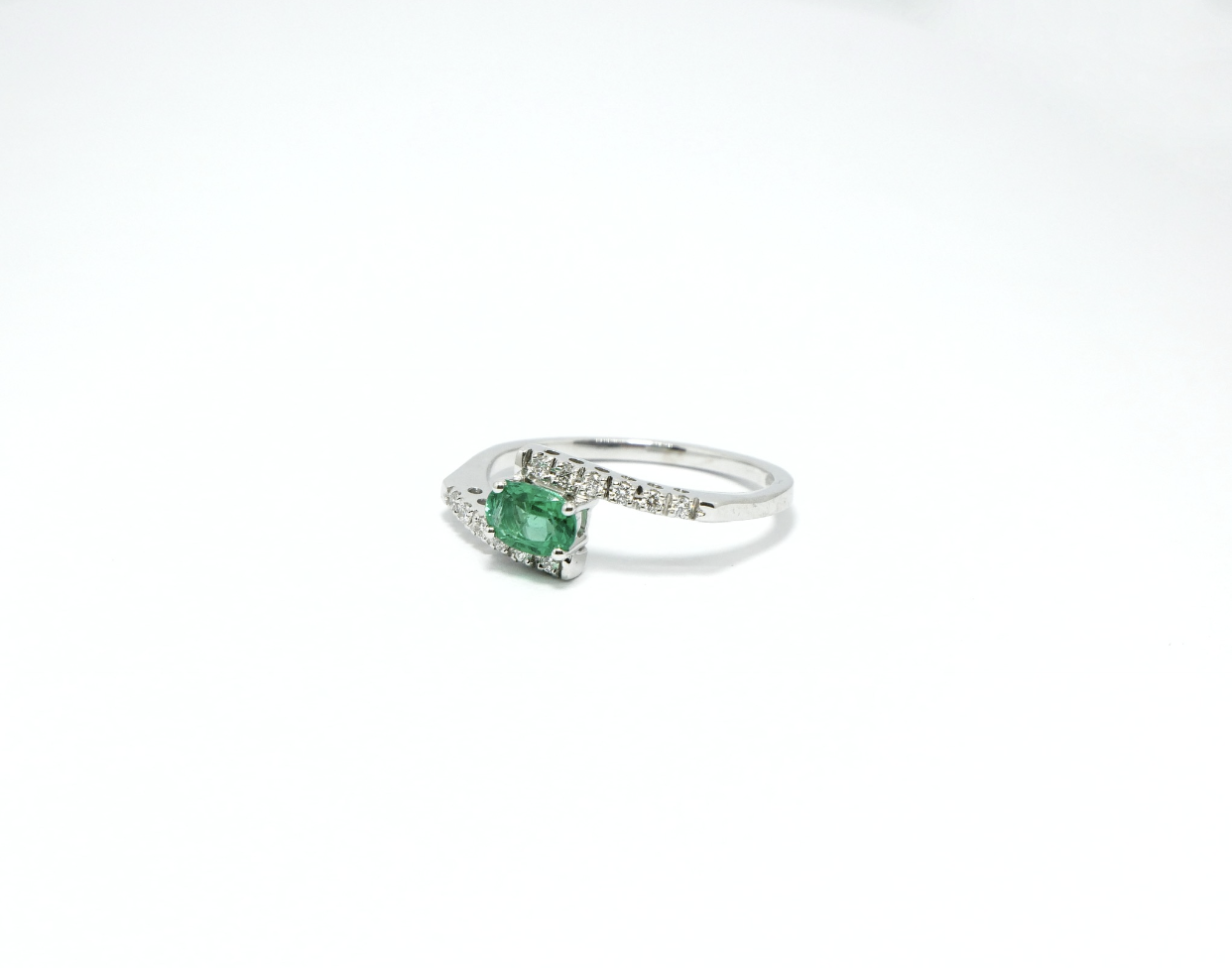Anello con smeraldo e diamanti