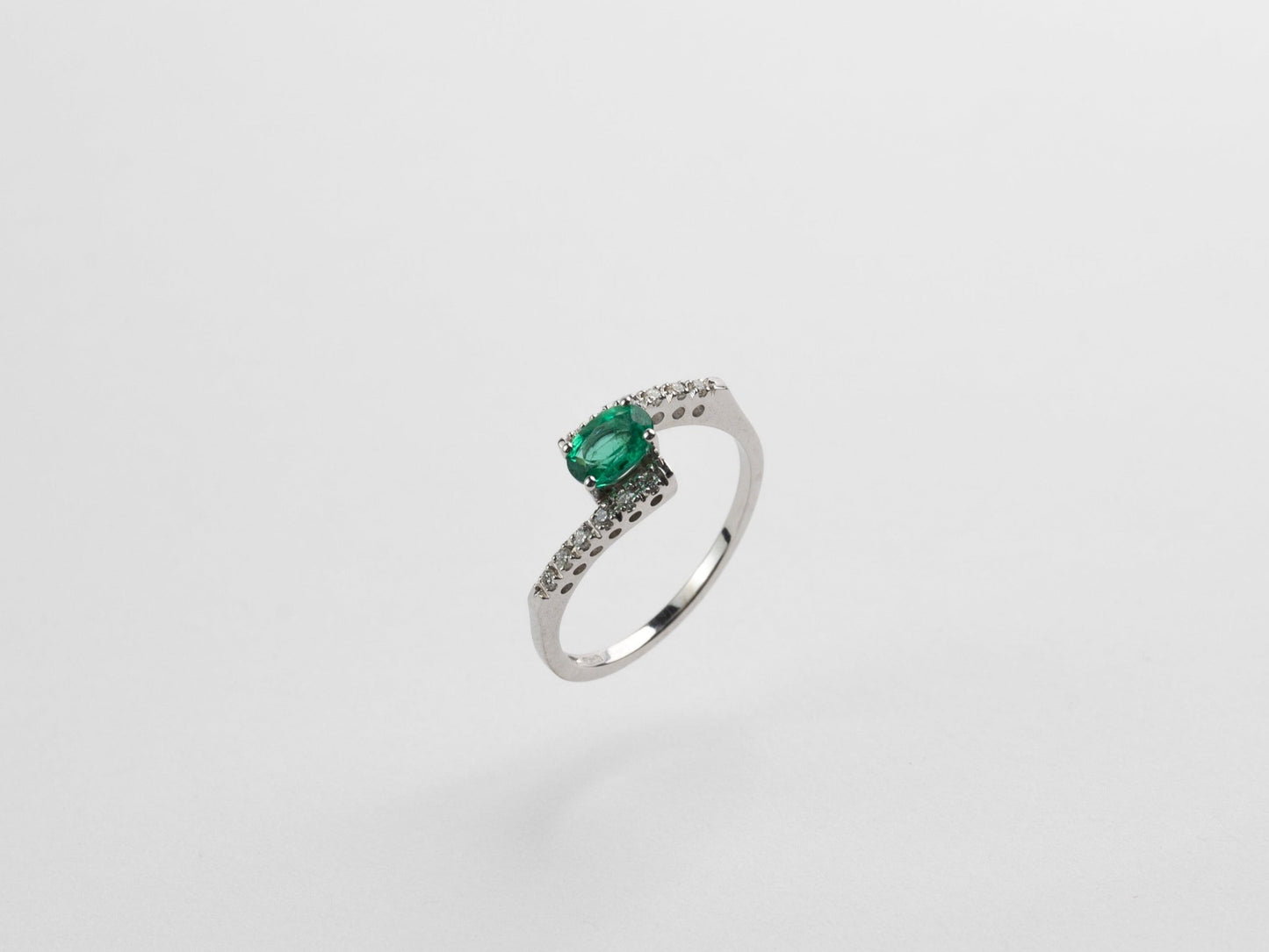 Anello con smeraldo e diamanti