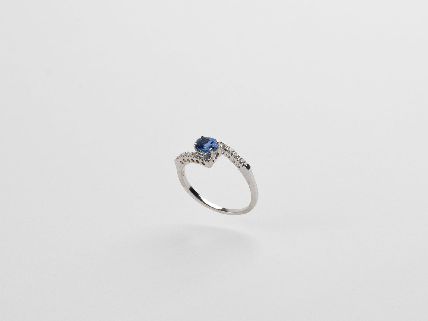 Anello con Tanzanite e diamanti