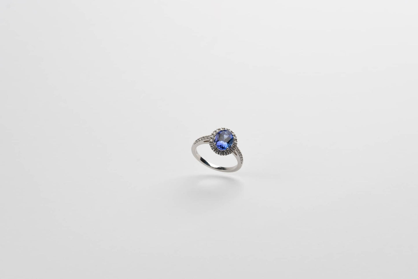 Anello con tanzanite e diamanti