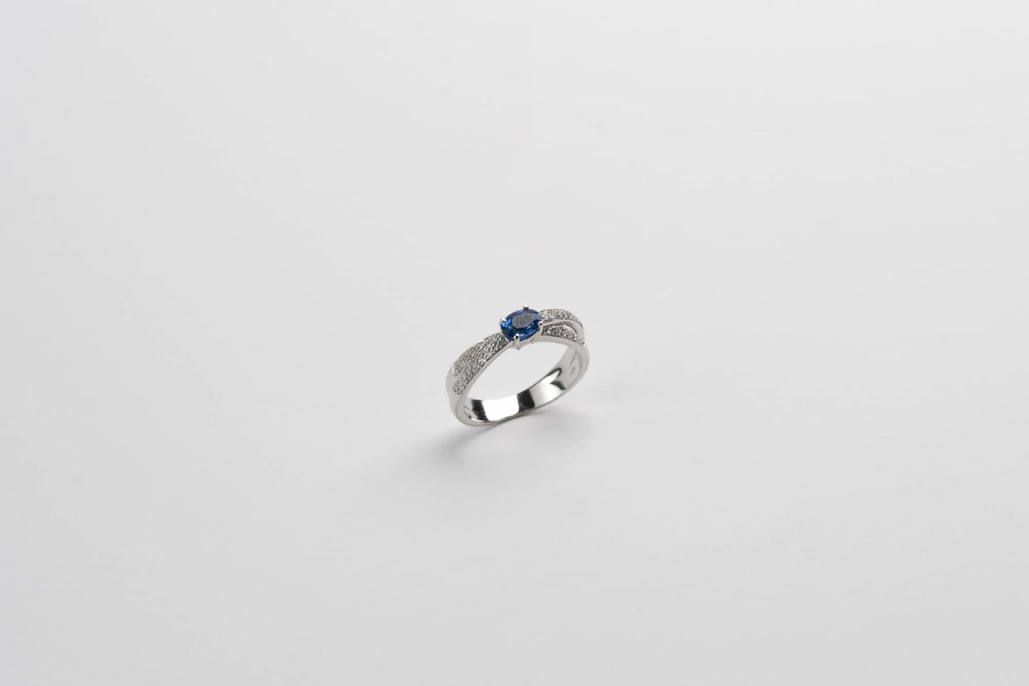 Anello con zaffiro e brillanti