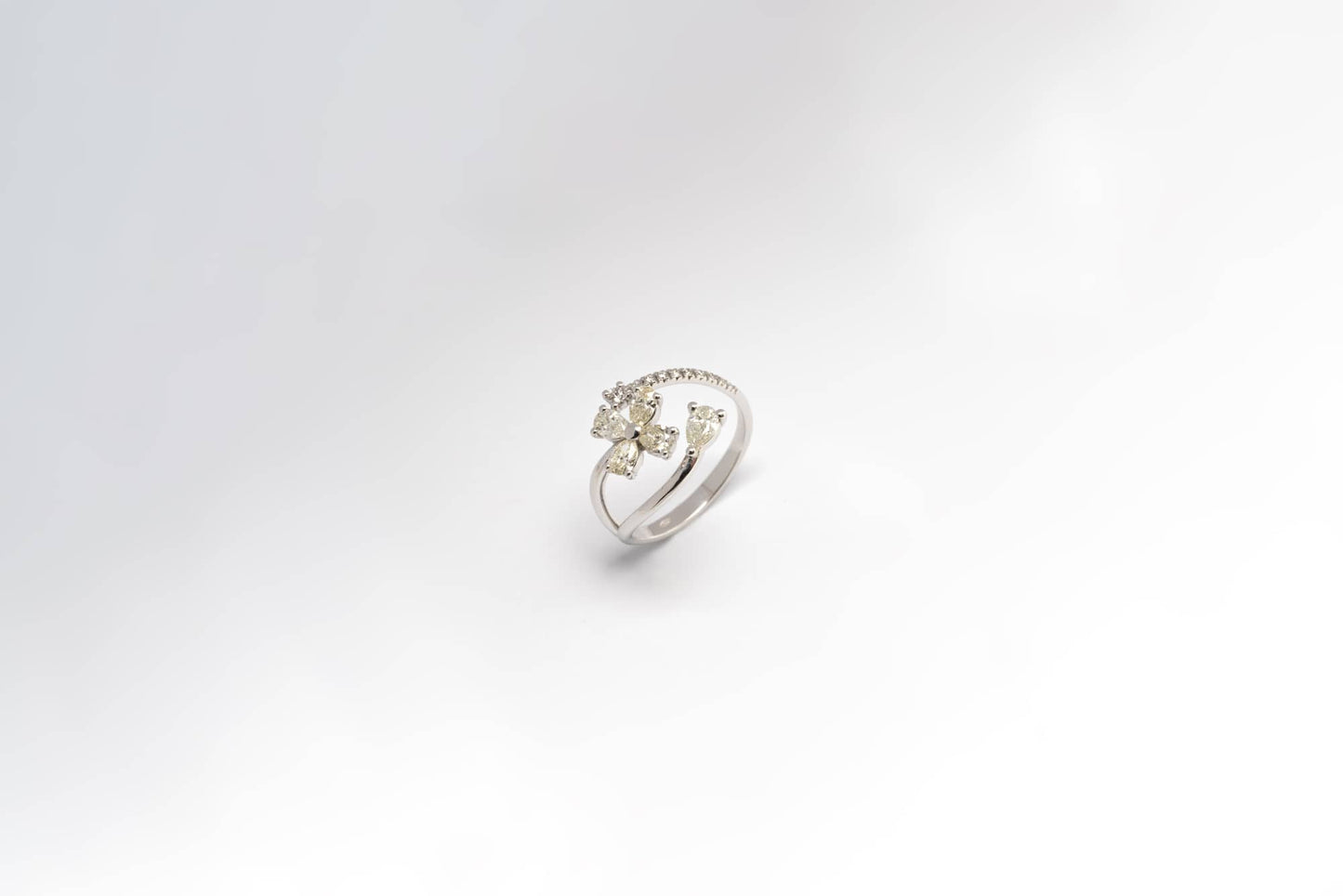 Anello fantasia con diamanti