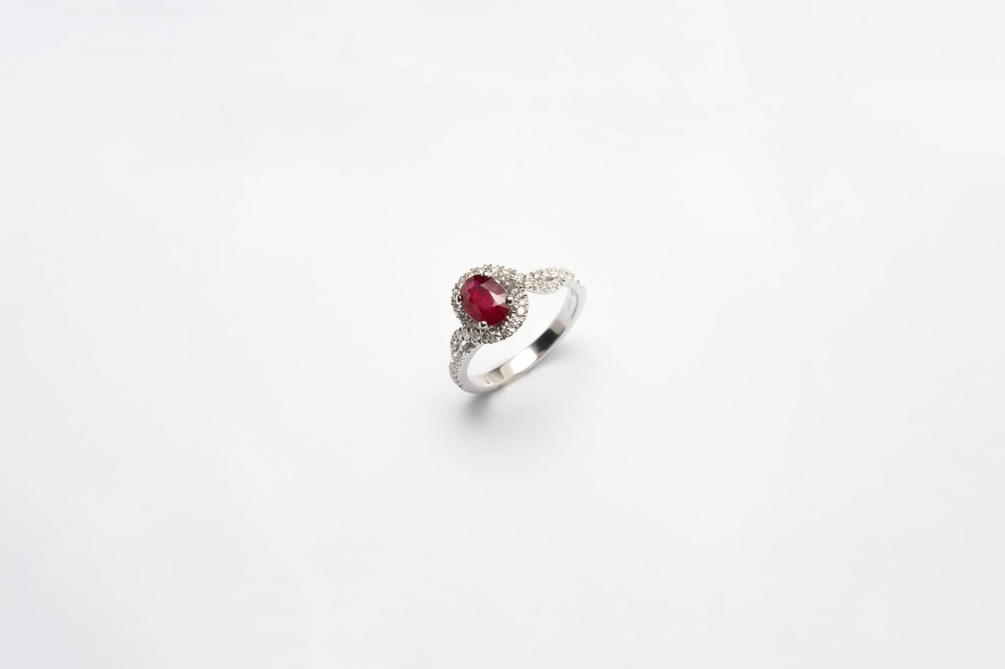 Anello con rubino e diamanti