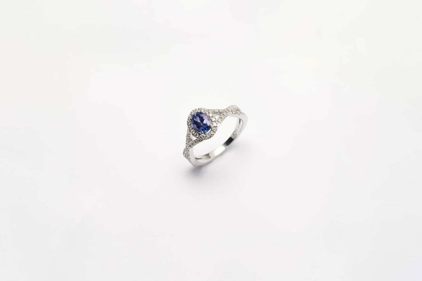 Anello con tanzanite e diamanti