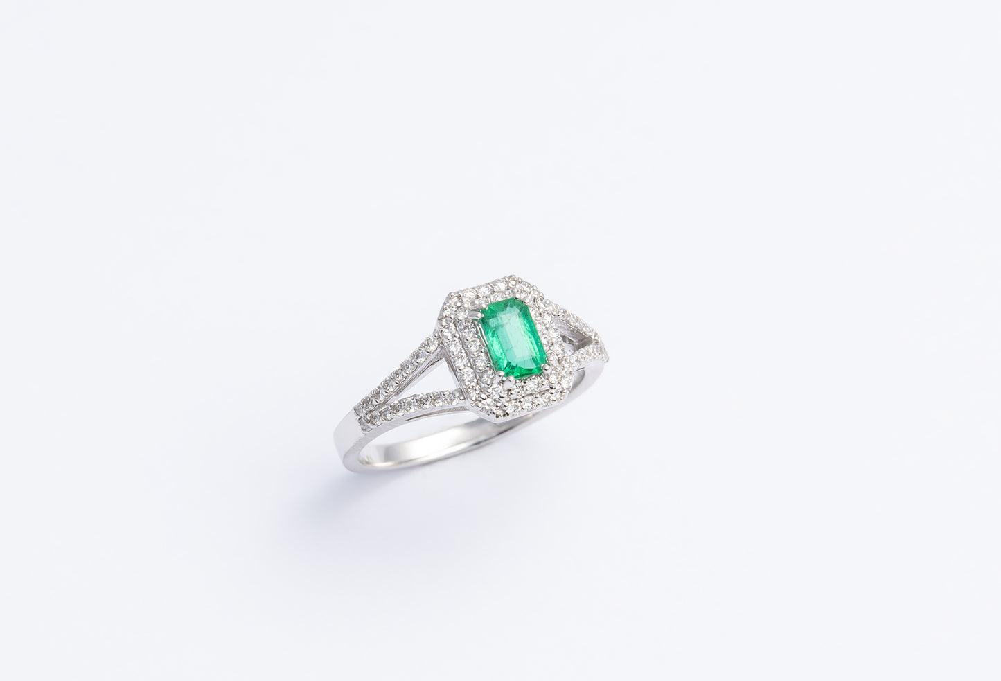 Anello con Smeraldo e contorno di Diamanti