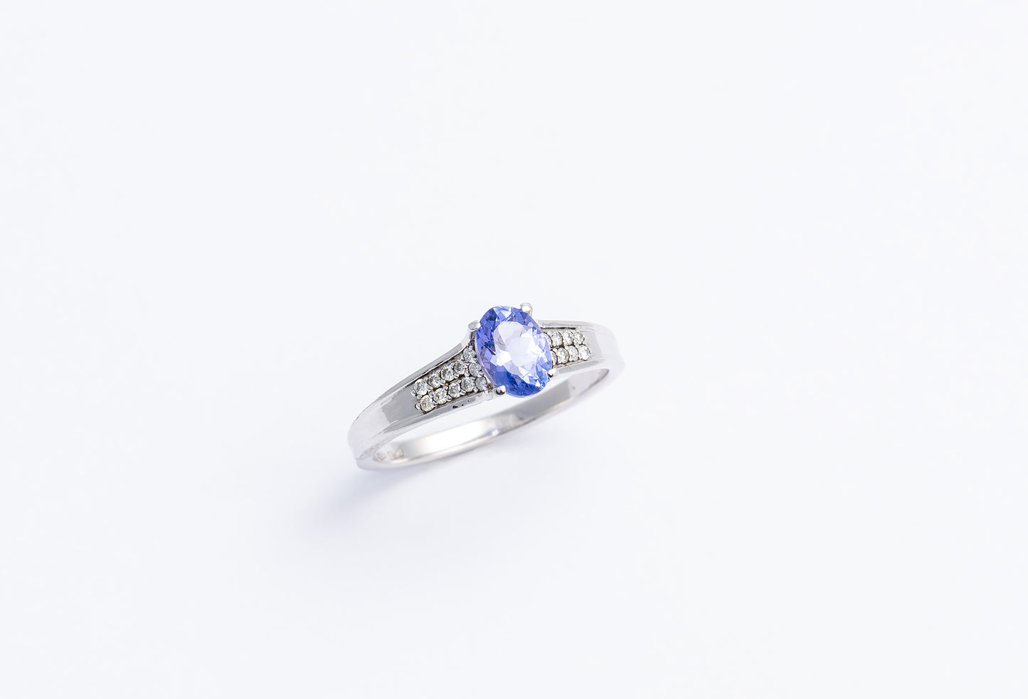 Anello con Tanzanite e Diamanti