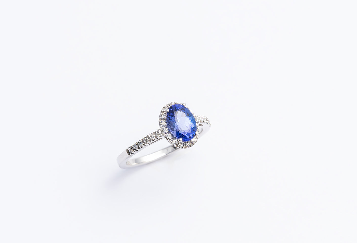 Anello con Tanzanite e contorno di Diamanti