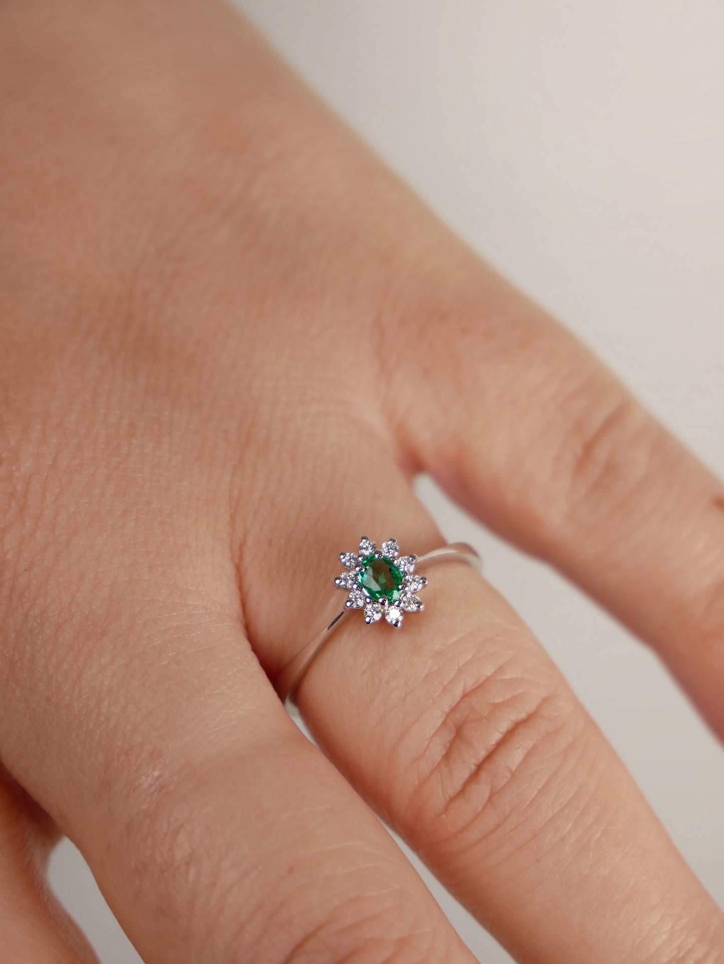 Anello Margherita con smeraldo e diamanti