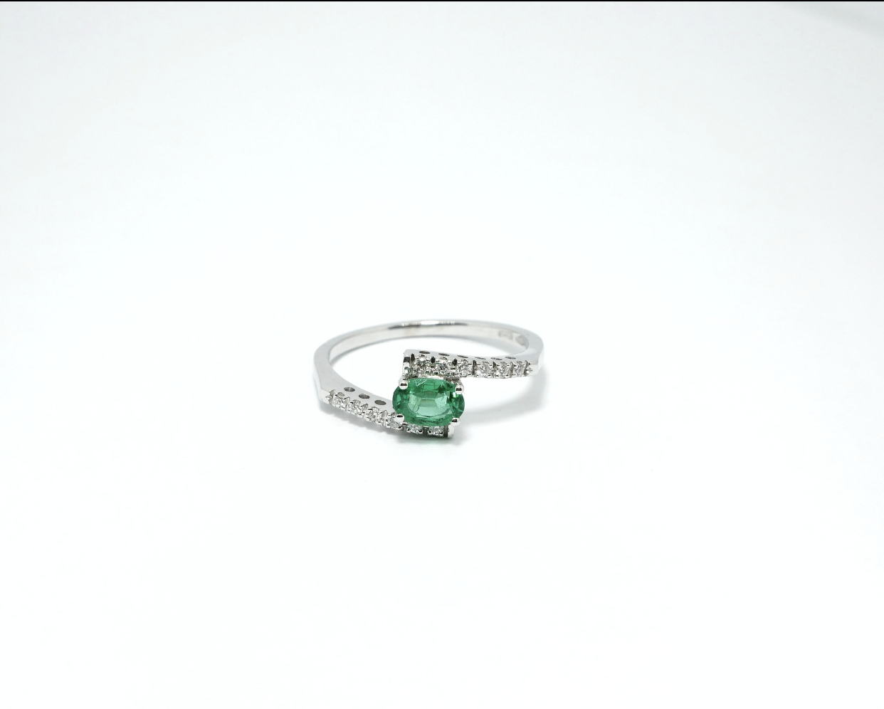 Anello con smeraldo e diamanti