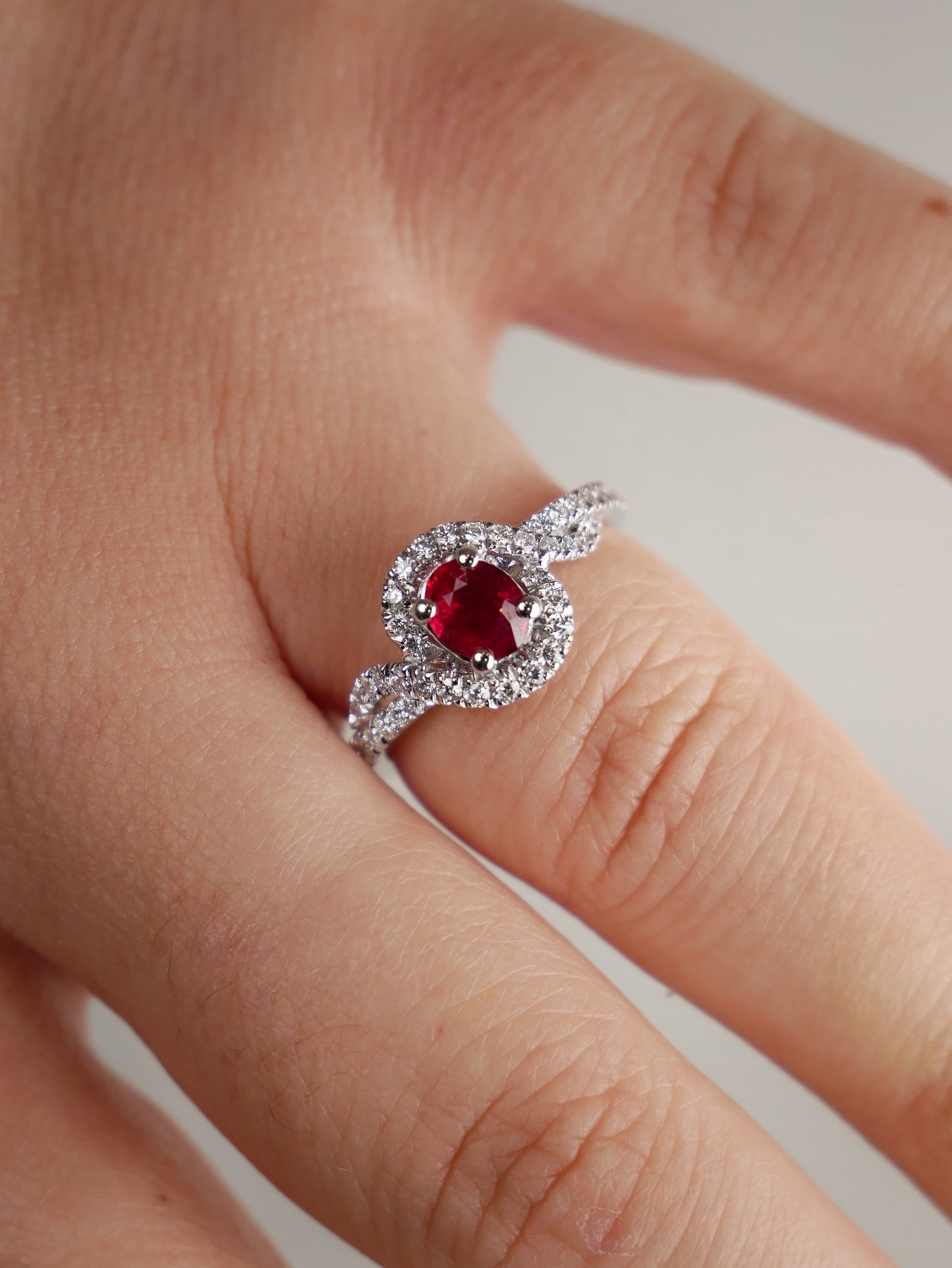 Anello con Rubino e Diamanti