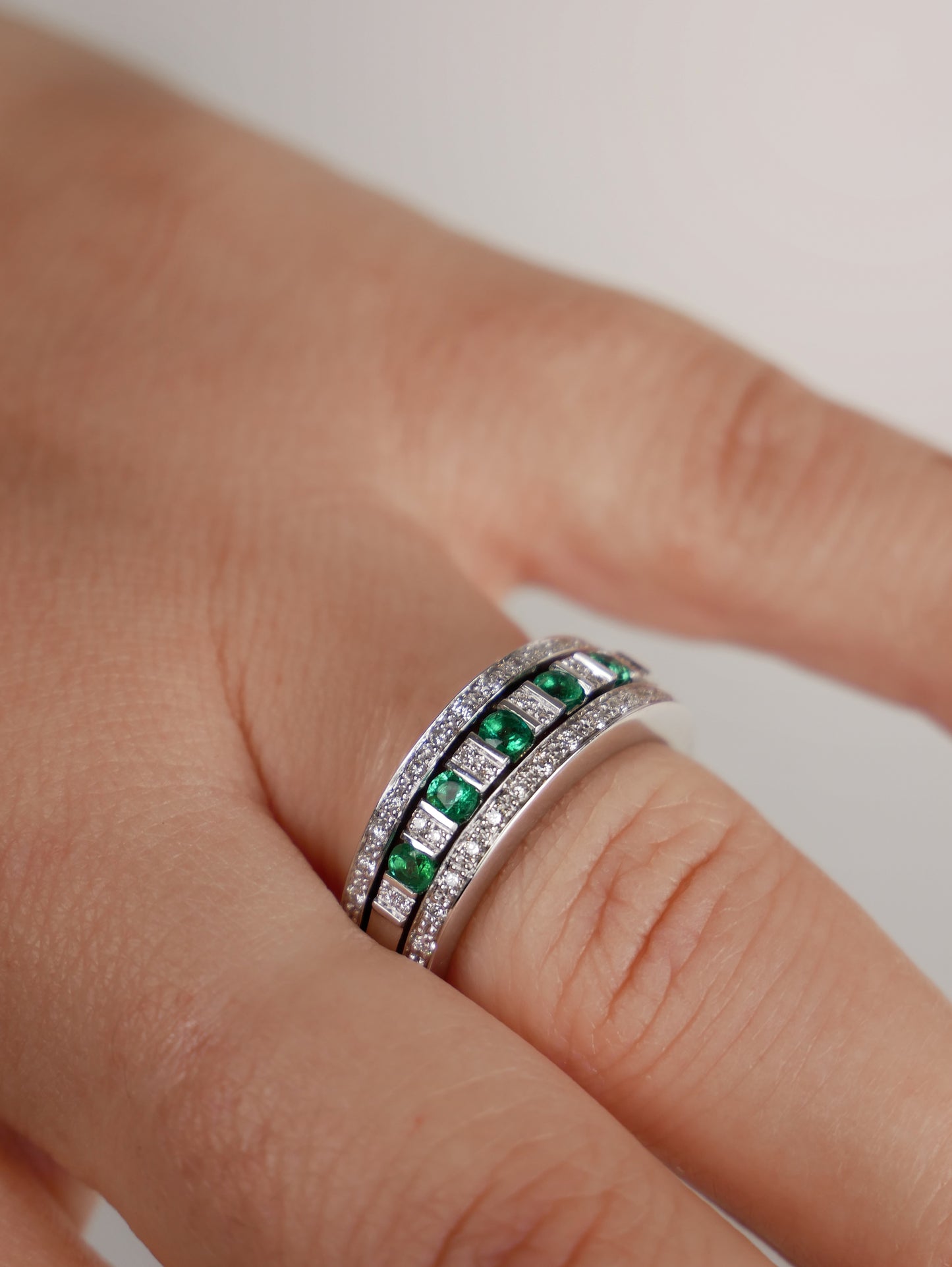 Anello a fascia con Diamanti e Smeraldi