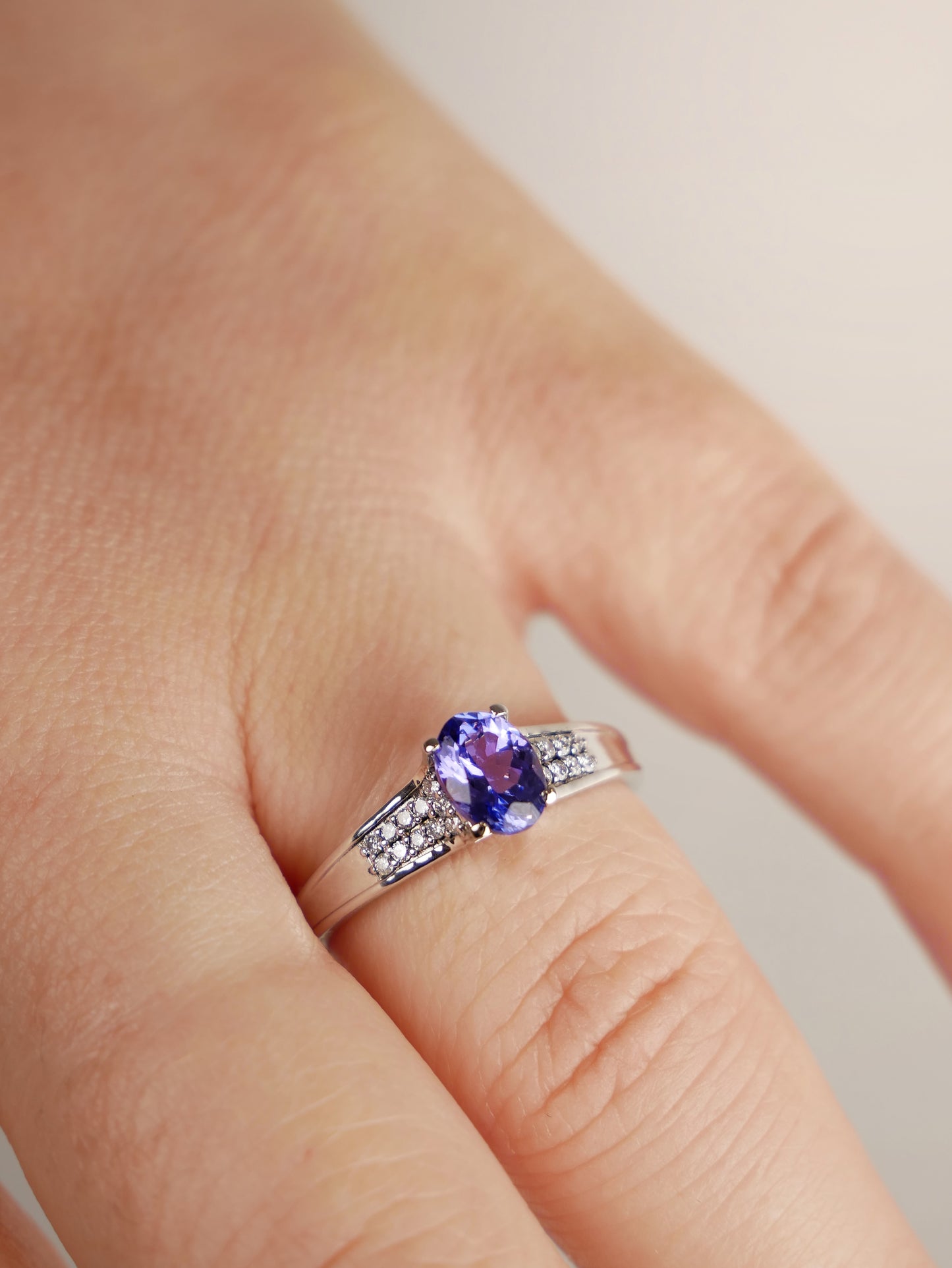 Anello con Tanzanite e Diamanti