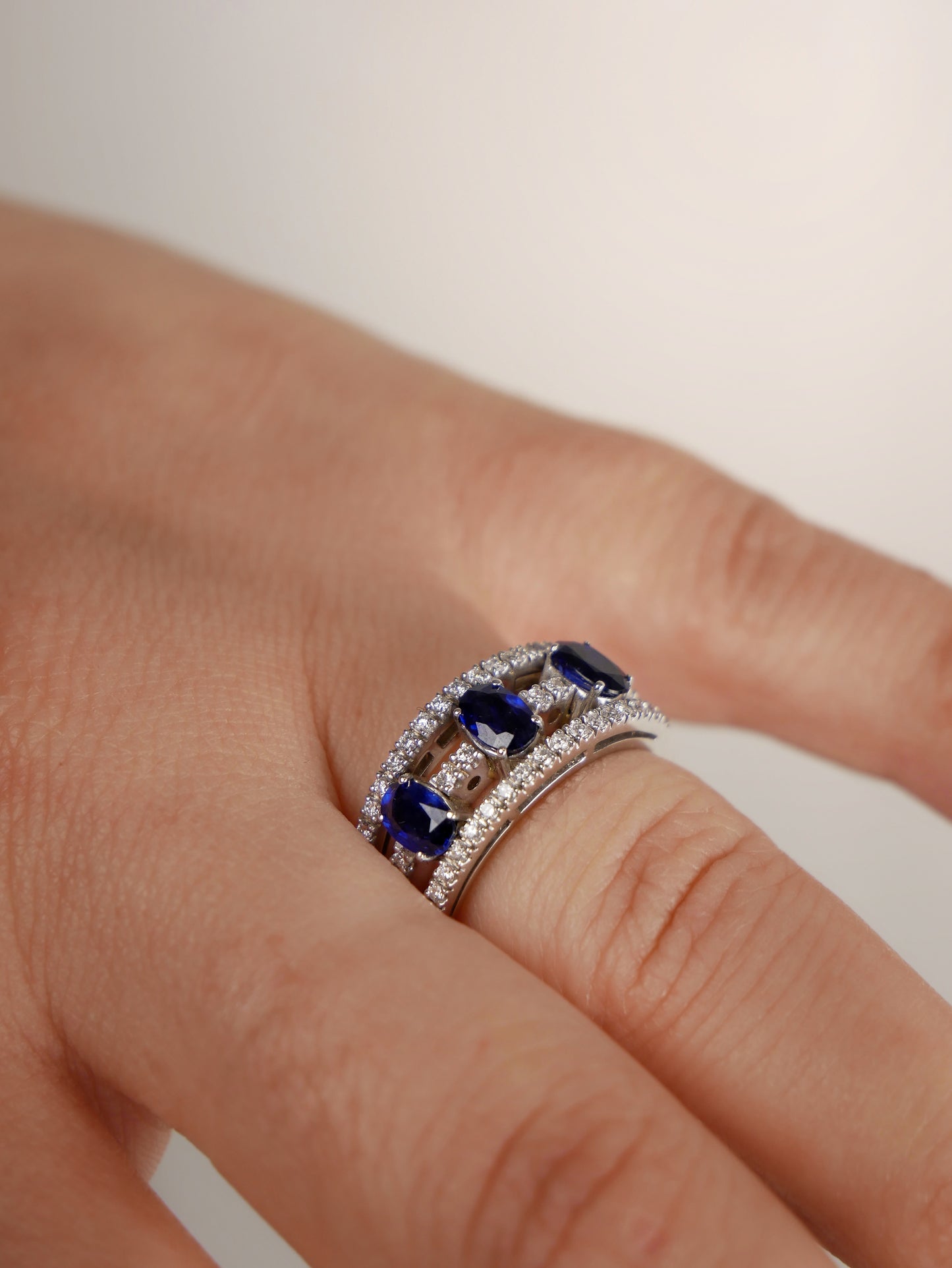 Anello a fascia con Zaffiri e Diamanti
