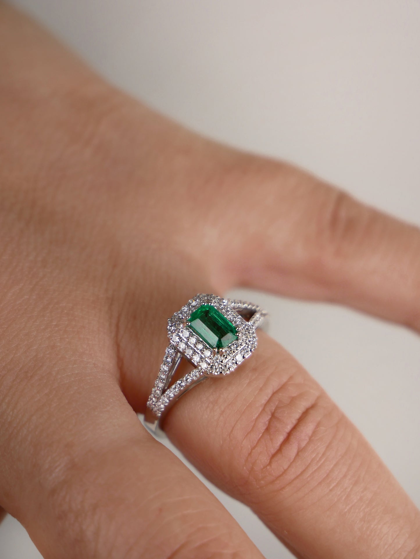 Anello con Smeraldo e contorno di Diamanti