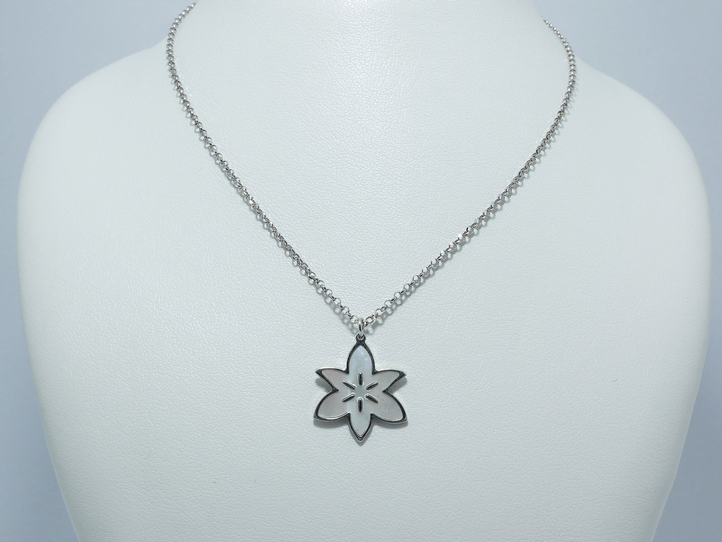 Collana in argento 925 con madreperla a fiore