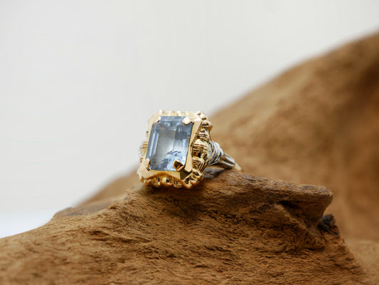 Anello vintage oro giallo e bianco con topazio azzurro