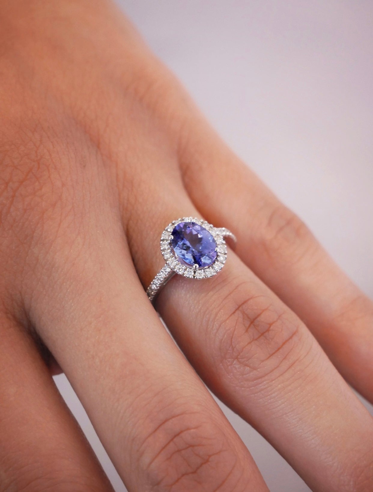 Anello con tanzanite e diamanti